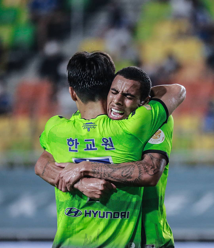 Jeonbuk Hyundai vs Sangju Sangmu, 16h ngày 23/8: Tạm chiếm ngôi đầu?! Jeonbuk Hyundai vs Sangju Sangmu, 16h ngày 23/8: Tạm chiếm ngôi đầu?!
