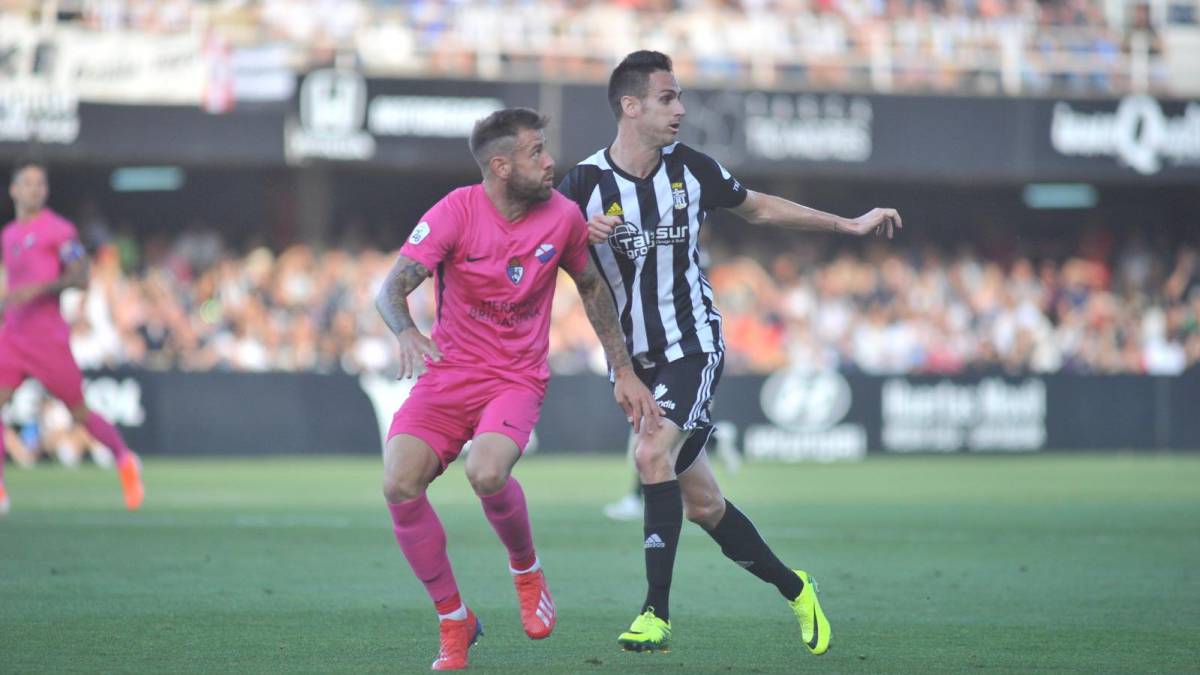 Ponferradina vs Elche, 0h30 16/6: Khó cởi mở